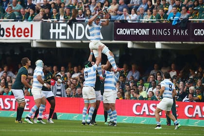 Tomás Lavanin gana un line-out; Kings Park, con capacidad para 52.000 espectadores, tribunas empinadas y un público pasional, tiene reminiscencias de la Bombonera.