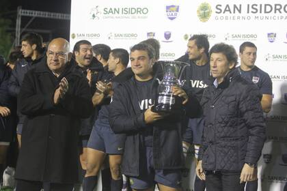 Los Pumas reciben el trofeo tras su triunfo ante Grenoble