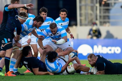 Los Pumas tuvieron mayoritariamente la iniciativa, el balón y el terreno en la mitad inicial, pero no anotaron; los ingleses dejaron hacer y después picaron a su agresor como una serpiente.