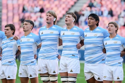 Los Pumitas escuchab el himno, antes de debutar