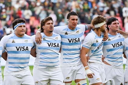 Los Pumitas escuchan el himno en Port Elizabeth, Sudáfrica, antes del debut ante el seleccionado local