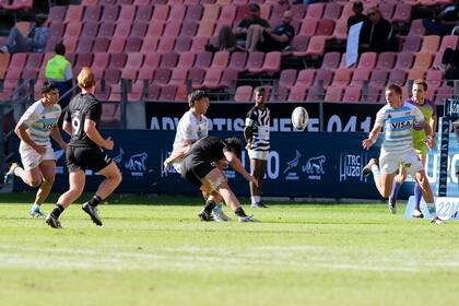 Los Pumitas intentan avanzar ante Nueva Zelanda, que se impuso en forma categórica