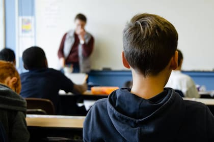 Los puntajes promedio de los exámenes no han aumentado en las escuelas que restringieron el uso de celulares durante el horario escolar