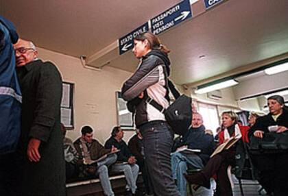 Largas esperas de argentinos en procura de obtener la doble nacionalidad en el consulado de Italia en Buenos Aires