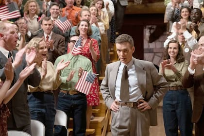 Los que hacen de público enfervorizado en esta escena de Oppenheimer, que recrea el año 1945, llevan banderas de los Estados Unidos que recién se pusieron en vigencia en 1960