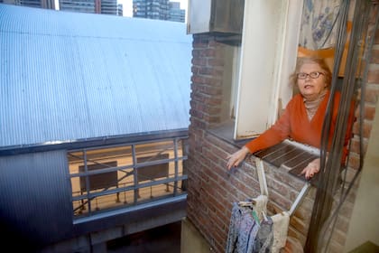Rosa Loupan en la ventana de su departamento