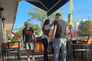 "Los que se pelean se aman": la pelea viral entre un vendedor ambulante y un comensal cuya pareja evitó que escalara