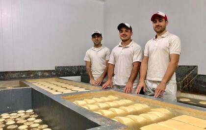 Banquete: el queso tandilense con casi un siglo de historia busca su sello 26 Los quesos pueden pasar entre dos y 10 días en salmuera