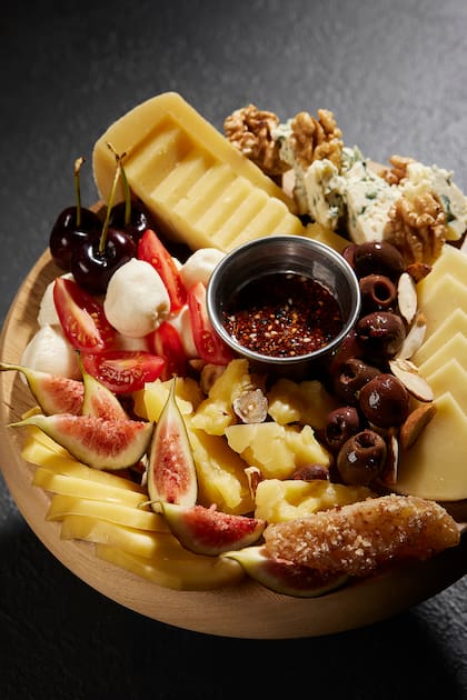 Los quesos se acompañan de higos, frutillas y cerezas entre otras frutas.