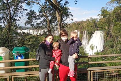 Los Quiñones, que viven en Iguazú, aprovecharon para disfrutar del parque, que vieron con mucha vegetación 