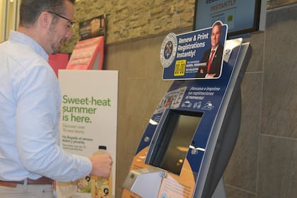 Los quioscos de autoservicio para la renovación de matrículas de vehículos son una forma más rápida de hacer el trámite (Archivo)