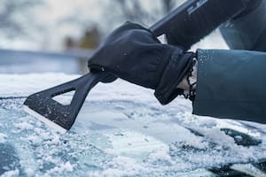 Adiós al hielo en el parabrisas: el dispositivo que lo elimina de forma segura y por menos de 10 dólares