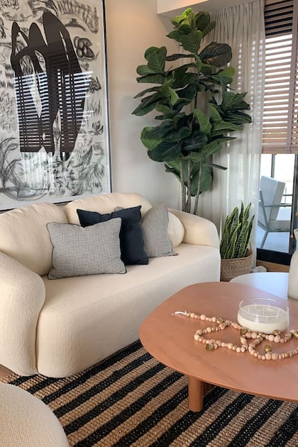 Los rastros de un Japamālā o rosario budista en la decoración de este departamentos que inspira al bienestar