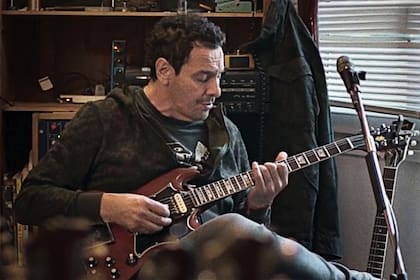 Desde la quinta y sala de ensayo de Divididos, Ricardo Mollo aporta otro testimonio valioso en Los rayos. Aunque no vivía en Hurlingham, en los inicios de Sumo era un visitante muy frecuente y conoció de cerca a muchos de los personajes y lugares clave de esta historia suburbana.