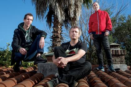 El director Nicolás Tacconi, en el centro, rodeado por Bigliardi y Arnedo, en Hurlingham. Los rayos tendrá una función especial el sábado 10 de julio, con entradas a la venta a través de Ticketek.