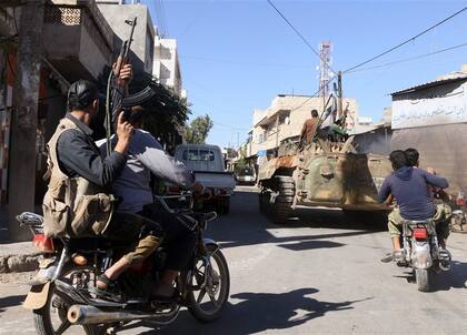 Los rebeldes celebran la toma de Dabiq, en la ciudad de Marea, en el norte de Siria