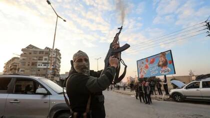 Los rebeldes sirios celebraron en las calles de Hama después de que el ejército sirio se retirara