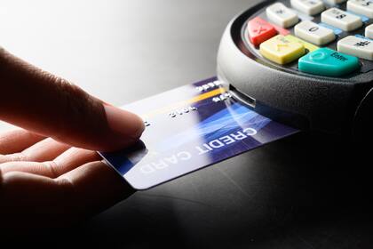 Los recargos varían, pero de acuerdo a la encargada de una tienda de Illinois, cuando es tarjeta de crédito es el 3% y cuando es débito es el 2.5% (Archivo)