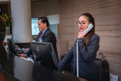 Los recepcionistas de hotel son los encargados de hacer el check in y el check out de los huéspedes