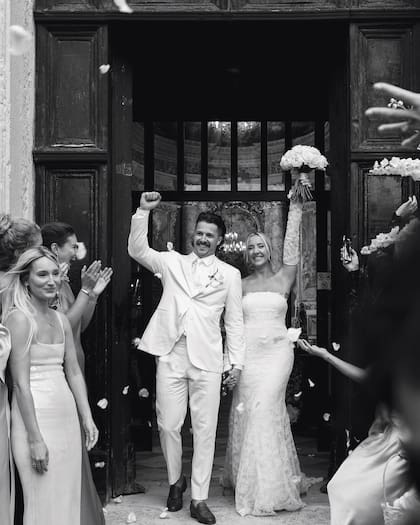 Los recién casados a la salida de la iglesia de San Ignacio, en Dubrovnik.