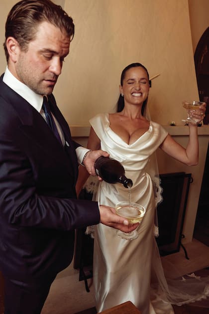 Los recién casados, a puro brindis