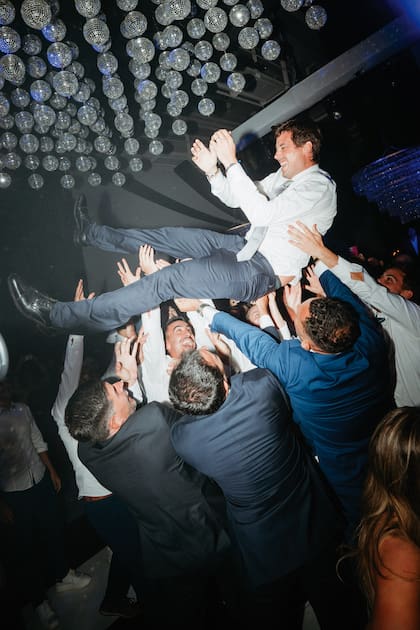 Los recién casados celebraron en una pista cuyo techo estuvo decorado con mini esferas de boliche.