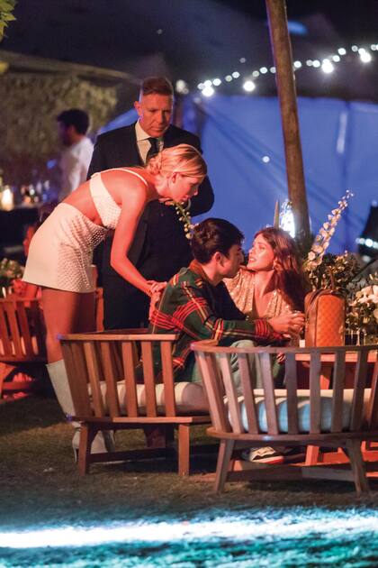 Los recién casados conversan con China Suárez y Rusherking, que se
ubicaron en uno de los livings.