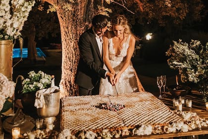 Los recién casados cortan la torta de bodas, una “crostata di more”, un postre clásico italiano. “Es una suerte de pasta frola de frambuesa… Yo que no como azúcares, la probé y era una delicia”, dice la madre.