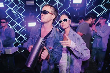 Los recién casados, durante uno de los momentos más divertidos de la fiesta: cuando tocó Jean con Jean, la banda de Ignacio (toca la güira)