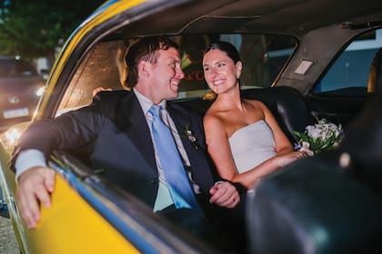 Los recién casados fueron desde la iglesia hasta el lugar de la fiesta en el Torino de Santiago Tagle, amigo de Ignacio (y testigo del civil)