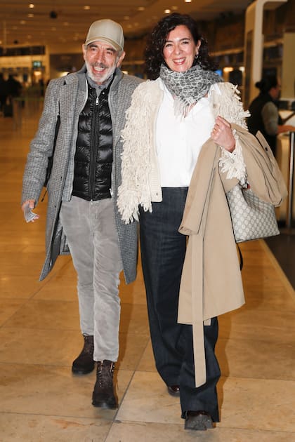 Los recién casados hoy, minutos antes de abordar un avión con destino a Bilbao