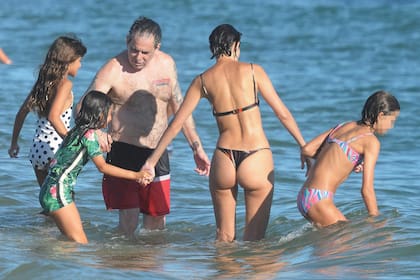 Los recién casados junto a las tres hijas de la ex modelo cordobesa.