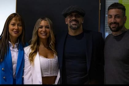 Los recién casados junto a los testigos, Débora Artunian y el sobrino de la Brujita, el futbolista Iani Verón.