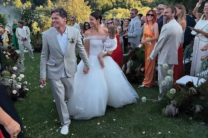 Los recién casados junto a su hijo de apenas un año. Dimora delle Balze, donde se celebró el enlace, es una finca de 27 hectáreas con mucha vegetación y vestigios de arquitectura clásica y columnas antiguas.