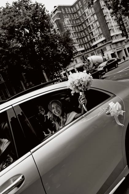 Los recién casados, luego de la celebración en el pub The George.