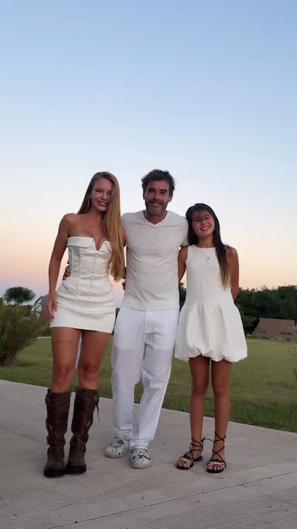 Los recién casados Nicolás Cabré y Rocío Pardo también siguieron la tradición de vestirse de blanco y celebraron junto a Rufina, la hija del actor con Eugenia Suárez