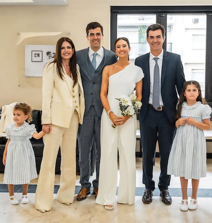 Los recién casados posan con
Isabel Macedo (que llevó un look de Paula Cahen d’Anvers),
Juan Manuel Urtubey y sus hijas Belita y Julia