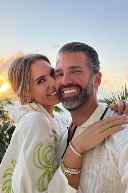 Los recién casados posan sonrientes en un fin de semana de ensueño