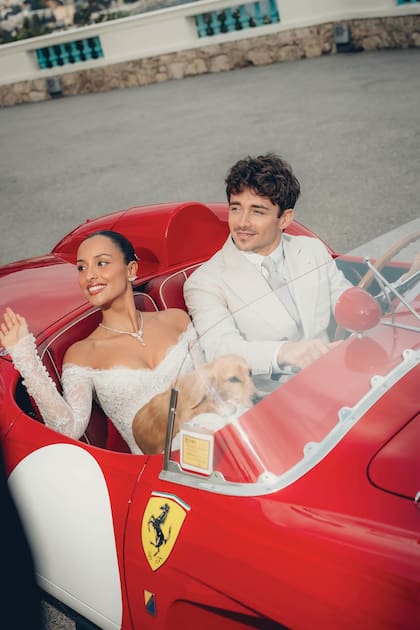Os noivos percorreram as ruas de Mônaco em uma Ferrari 250 Testa Rossa, um clássico roadster de dois lugares de 1957.