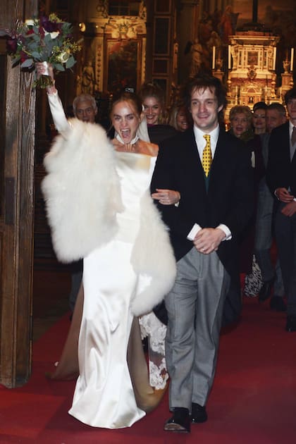 Los recién casados
salen de la iglesia
radiantes de felicidad.
La novia sumó a su
vestido de Prada un
choker de perlas que,
según varios medios
italianos pertenecía
al cofre familiar, y una
estola de piel para
hacerle frente al frío