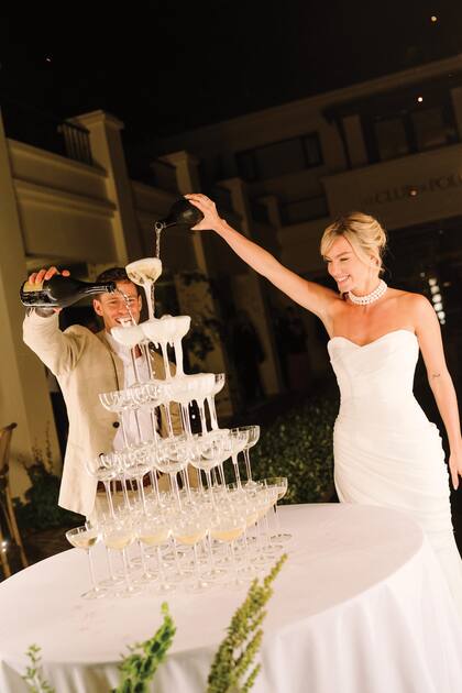 Los recién casados sirven las copas para el brindis