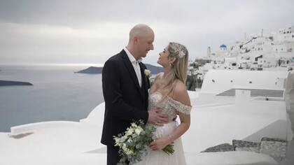 Los recién casados Tom y Kristina viajaron a Santorini a pesar de los terremotos para la foto de boda perfecta