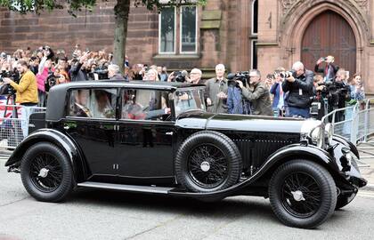 Los recién casados usaron el mismo auto para partir hacia su fiesta de bodas.