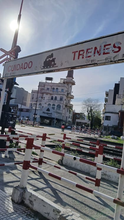 Los recién casados y propietarios del castillo fallecieron al impactar contra el tren en la actual estación La Paternal