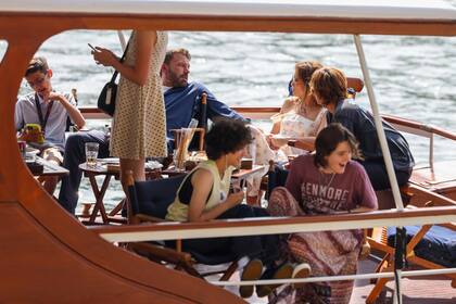 Los recién casados y sus hijos disfrutaron de un crucero por el Sena.