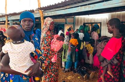 Los recién llegados de Jartum se reúnen para recibir atención médica en la clínica de MSF en el campo de refugiados de Um Sangour, en el estado del Nilo Blanco