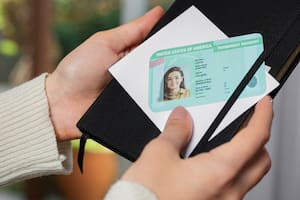 Los recientes operativos migratorios en barrios latinos generaron preocupación por la detención de ciudadanos legales que no portaban documentación adecuada