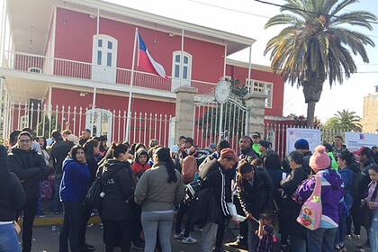 Los reclamos frente al consulado chileno