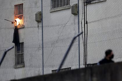 Los reclusos incendian objetos en el interior de la cárcel