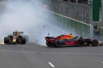 Los Red Bull de Max Verstappen y Daniel Ricciardo, fuera de combate en Bakú 2018: un insólito accidente